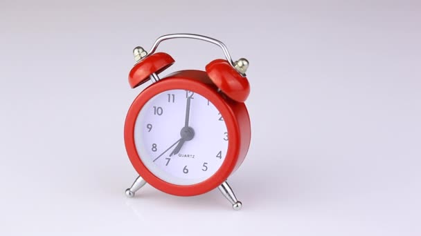 白い背景に分離されたビンテージ赤い目覚まし時計のクローズ アップ ビュー — ストック動画