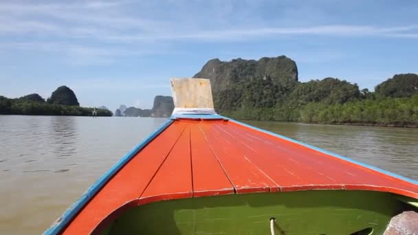 プーケット タイのクラビから熱帯の島々 へのボート旅行 緑の山々 と青い水のラグーン — ストック動画