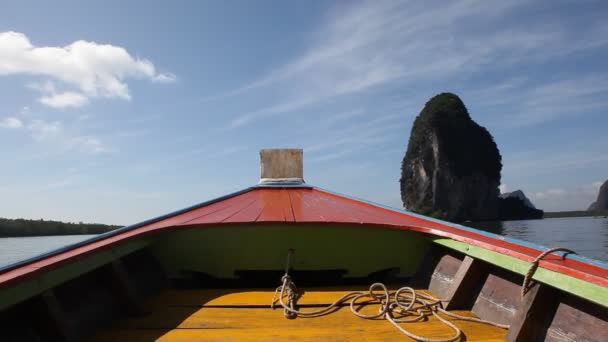 プーケット タイのクラビから熱帯の島々 へのボート旅行 緑の山々 と青い水のラグーン — ストック動画