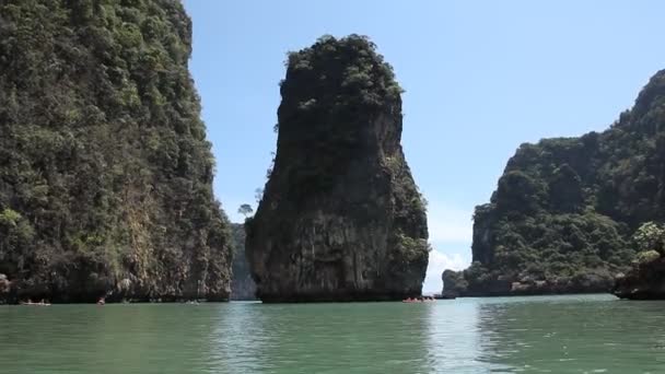 Човні Тропічних Островів Від Пхукет Крабі Таїланді Зелені Гори Сині — стокове відео