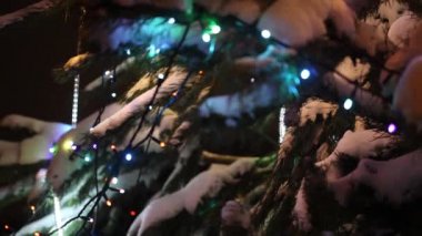 Noel ağacı görünümünü kapatmak kar, hediyeler ve renkli garland ile dekore edilmiş