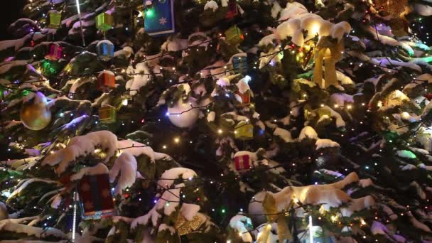 Προβολή Closeup Της Χριστουγεννιάτικο Δέντρο Διακοσμημένο Χιόνι Δώρα Και Πολύχρωμο — Αρχείο Βίντεο