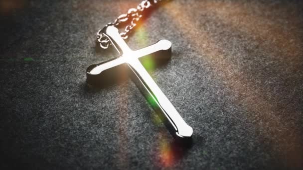 Croix d'argent sur fond gris, gros plans 