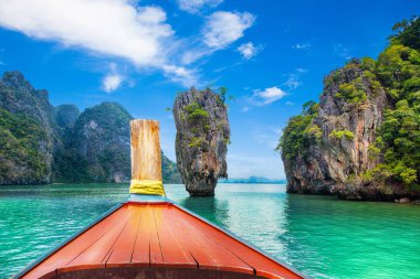 Phuket, Tayland, Thailand, Krabi tekne gezisinden tropik adaları. Yeşil dağlar ve mavi su lagoon 