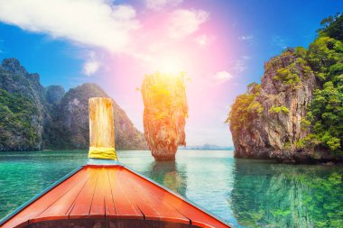Phuket, Tayland, Thailand, Krabi tekne gezisinden tropik adaları. Yeşil dağlar ve mavi su lagoon 