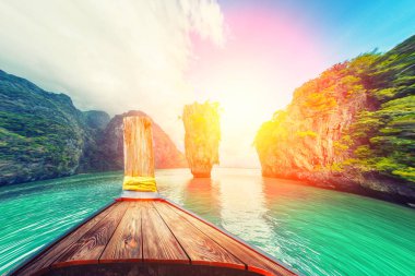 Phuket, Tayland, Thailand, Krabi tekne gezisinden tropik adaları. Yeşil dağlar ve mavi su lagoon 