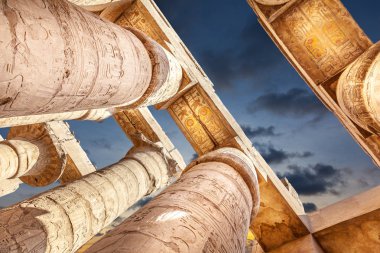 Büyük Hipostil salon ve Karnak tapınakları, antik Thebes bulutlara. Luksor, Mısır