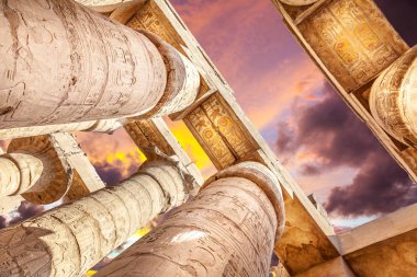 Büyük Hipostil salon ve Karnak tapınakları, antik Thebes bulutlara. Luksor, Mısır