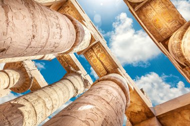 Büyük Hipostil salon ve Karnak tapınakları, antik Thebes bulutlara. Luksor, Mısır