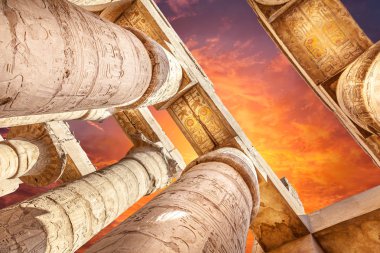 Büyük Hipostil salon ve Karnak tapınakları, antik Thebes bulutlara. Luksor, Mısır