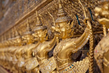 Garuda Wat Phra Kaew Bangkok Tayland - Bangkok, Tayland Grand Palace süslü altın şeytanların bir çizgi