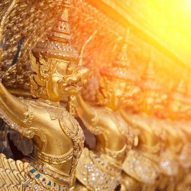 Garuda Wat Phra Kaew Bangkok Tayland - Bangkok, Tayland Grand Palace süslü altın şeytanların bir çizgi