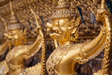 Garuda Wat Phra Kaew Bangkok Tayland - Bangkok, Tayland Grand Palace süslü altın şeytanların bir çizgi