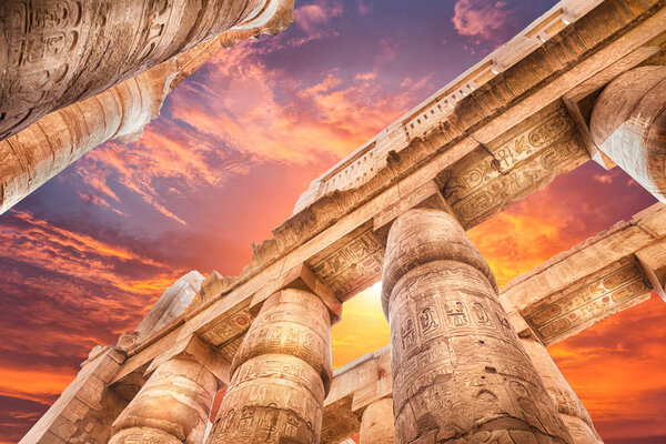 Большой гипостильный зал и облака в храмах Карнака, древние Фивы. Луксор, Египет
