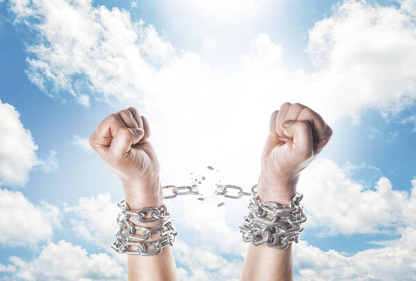Две руки в цепях на белом фоне
