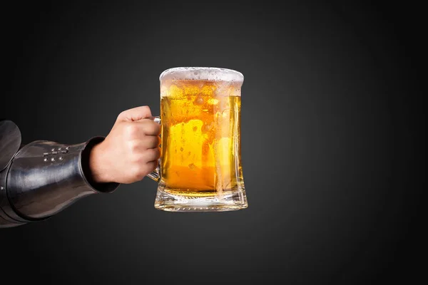 Knight Wearing Armor Holding Mug Beer Closeup — Stock Photo, Image