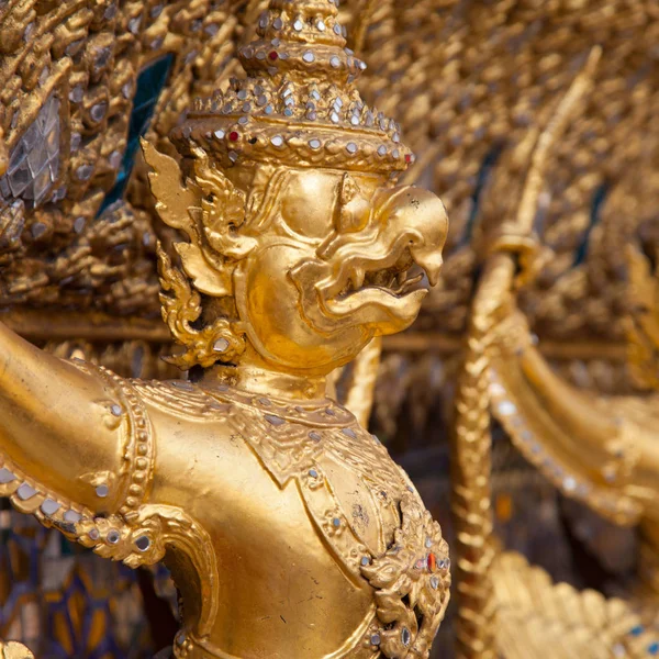 Garuda Wat Phra Kaew Bangkok Tayland - Bangkok, Tayland Grand Palace süslü altın şeytanların bir çizgi