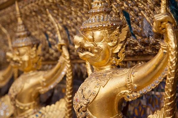 Garuda Wat Phra Kaew Bangkok Tayland - Bangkok, Tayland Grand Palace süslü altın şeytanların bir çizgi