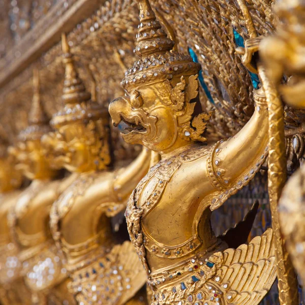Garuda Wat Phra Kaew Bangkok Tayland - Bangkok, Tayland Grand Palace süslü altın şeytanların bir çizgi