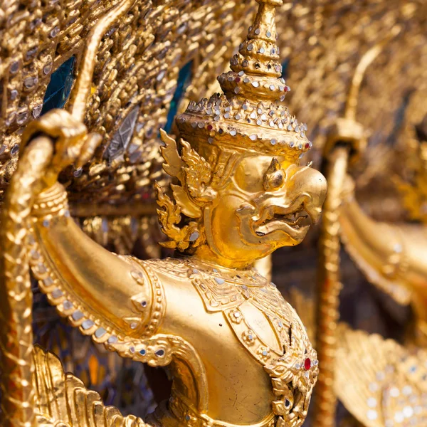 Garuda Wat Phra Kaew Bangkok Tayland - Bangkok, Tayland Grand Palace süslü altın şeytanların bir çizgi