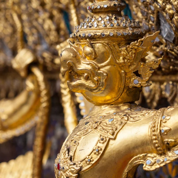 Garuda Wat Phra Kaew Bangkok Tayland - Bangkok, Tayland Grand Palace süslü altın şeytanların bir çizgi