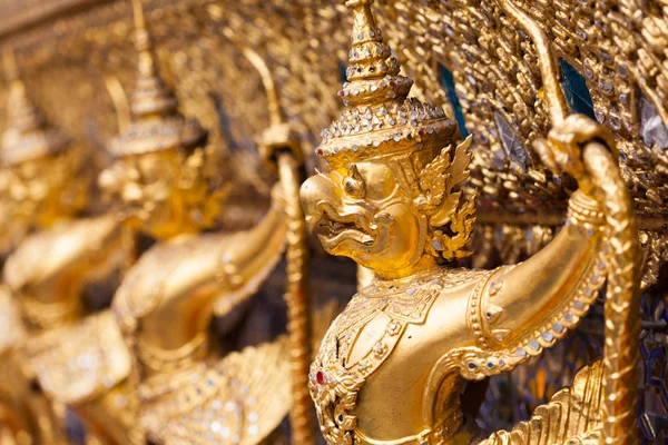 Garuda Wat Phra Kaew Bangkok Tayland - Bangkok, Tayland Grand Palace süslü altın şeytanların bir çizgi