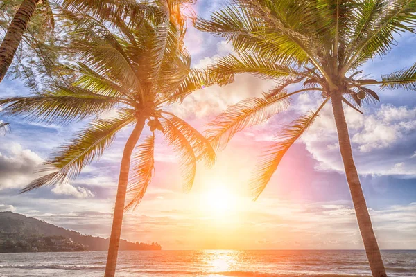 Tayland Andaman Denizi plajında günbatımı