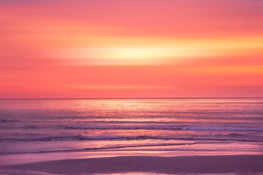 Bulutlar ve güneş ışınlarıyla güzel gökyüzü