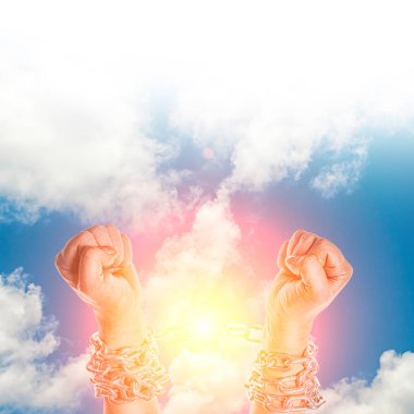 Beyaz bir arka plan üzerinde zincirleri elinde iki