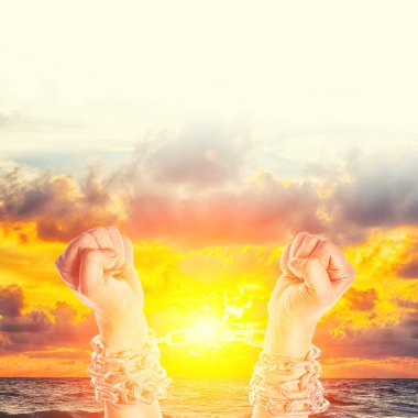 Beyaz bir arka plan üzerinde zincirleri elinde iki