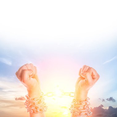 Beyaz bir arka plan üzerinde zincirleri elinde iki