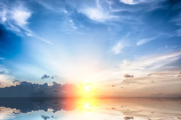 Bulutlar Güneş Işınlarıyla Güzel Gökyüzü — Stok fotoğraf