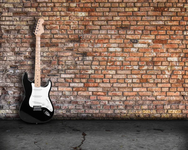 Guitarra Elétrica Sala Com Parede Tijolo Nas Costas — Fotografia de Stock