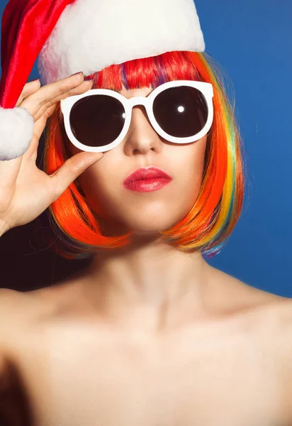 Mooie Vrouw Dragen Kleurrijke Pruik Witte Zonnebril Tegen Blauwe Achtergrond — Stockfoto