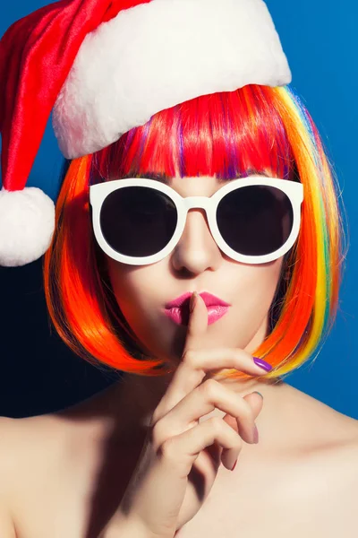 Modelo Bonito Com Chapéu Papai Noel Vermelho Cabeça — Fotografia de Stock