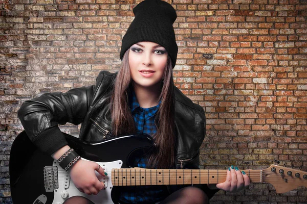 Schöne Junge Frau Sitzt Mit Gitarre Auf Backsteinmauer Hintergrund — Stockfoto