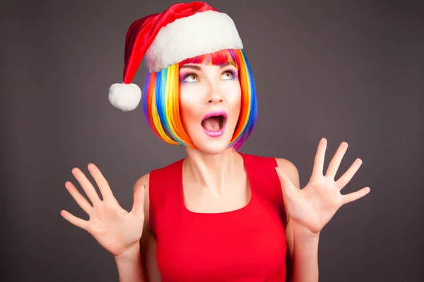 Schönes Modell Mit Roter Weihnachtsmütze Auf Dem Kopf — Stockfoto