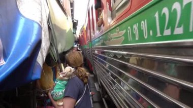 31 Ocak 2019. Maeklong, Samut Songkram, Tayland. Açık hava demiryolu ile Tayland Maeklong piyasalarda geçen tren