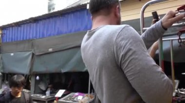 31 Ocak 2019. Maeklong, Samut Songkram, Tayland. Açık hava demiryolu ile Tayland Maeklong piyasalarda geçen tren