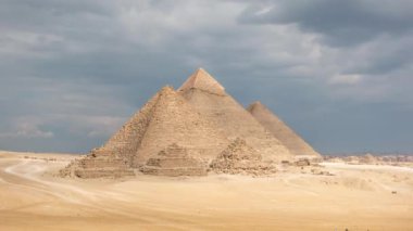 Mısır Kahire - Giza. Piramitlerin genel görünümü