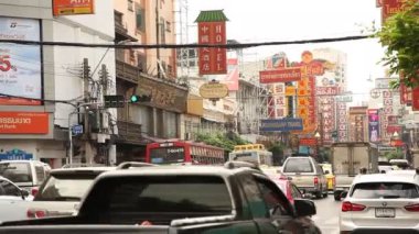 Bangkok, Tayland - 15 Aralık 2018: Arabalar ve dükkanlar Yaowarat yolda. Ünlü Çin yapılar, restoranlar ve dekorasyon Çin Mahallesi. Yaowarat Road Bangkok, Tayland akşamları meşgul