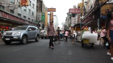 Bangkok, Tayland - 15 Aralık 2018: Arabalar ve dükkanlar Yaowarat yolda. Ünlü Çin yapılar, restoranlar ve dekorasyon Çin Mahallesi. Yaowarat Road Bangkok, Tayland akşamları meşgul