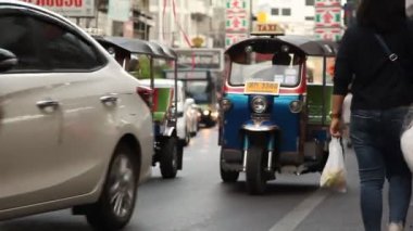Bangkok, Tayland - 15 Aralık 2018: Arabalar ve dükkanlar Yaowarat yolda. Ünlü Çin yapılar, restoranlar ve dekorasyon Çin Mahallesi. Yaowarat Road Bangkok, Tayland akşamları meşgul