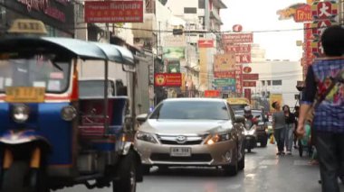 Bangkok, Tayland - 15 Aralık 2018: Arabalar ve dükkanlar Yaowarat yolda. Ünlü Çin yapılar, restoranlar ve dekorasyon Çin Mahallesi. Yaowarat Road Bangkok, Tayland akşamları meşgul