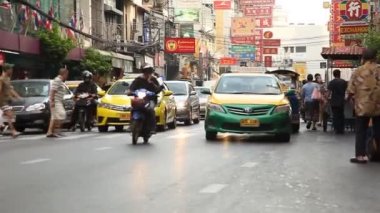 Bangkok, Tayland - 15 Aralık 2018: Arabalar ve dükkanlar Yaowarat yolda. Ünlü Çin yapılar, restoranlar ve dekorasyon Çin Mahallesi. Yaowarat Road Bangkok, Tayland akşamları meşgul
