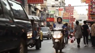 Bangkok, Tayland - 15 Aralık 2018: Arabalar ve dükkanlar Yaowarat yolda. Ünlü Çin yapılar, restoranlar ve dekorasyon Çin Mahallesi. Yaowarat Road Bangkok, Tayland akşamları meşgul