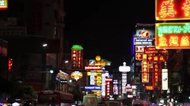 Bangkok, Tayland - 15 Aralık 2018: Arabalar ve dükkanlar Yaowarat yolda. Ünlü Çin yapılar, restoranlar ve dekorasyon Çin Mahallesi. Yaowarat Road Bangkok, Tayland akşamları meşgul
