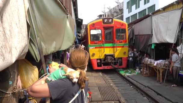 Ιανουαρίου 2019 Maeklong Songkram Samut Ταϊλάνδη Τρένο Διέρχεται Από Υπαίθριο — Αρχείο Βίντεο