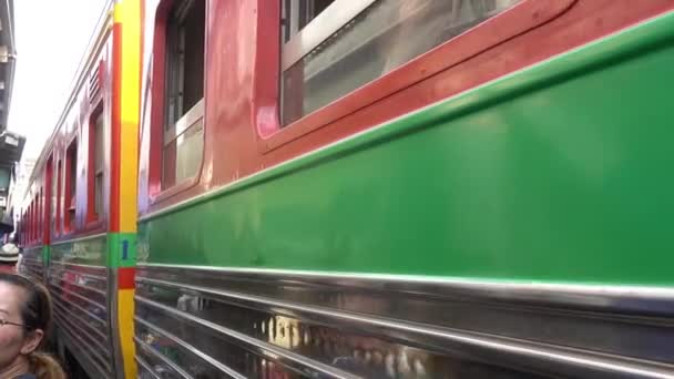 Gen 2019 Maeklong Samut Songkram Thailandia Treno Che Attraversa Mercati — Video Stock