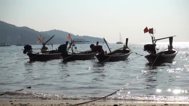 Longtail Βάρκες Πάρκινγκ Κοντά Παραλία Στο Νησί Πουκέτ Ταϊλάνδη — Αρχείο Βίντεο